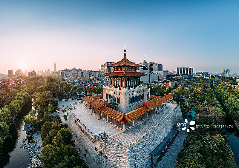 航拍蓝天下的中国山东省济南市大明湖风景区解放阁图片素材