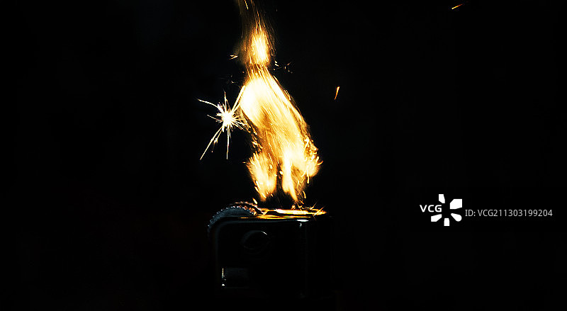 越南，黑色背景下的火焰特写图片素材