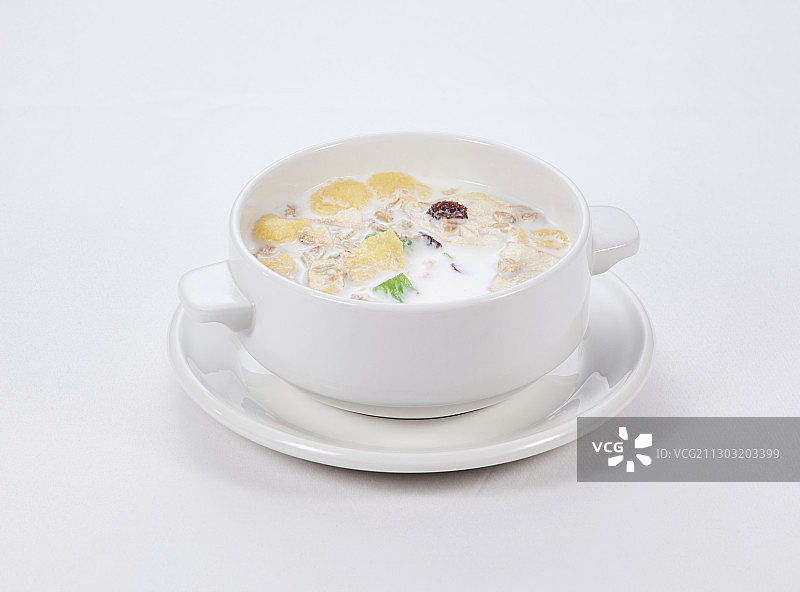 特写：白色背景的碗里的汤图片素材