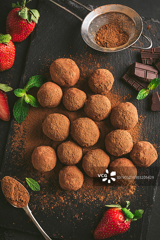 餐桌上食物的正上方图片素材