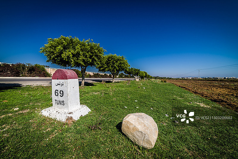 蓝天下的墓地景观图片素材