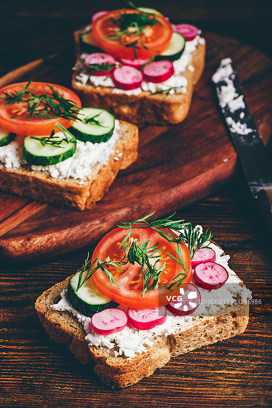 高角度的食物在切板上图片素材