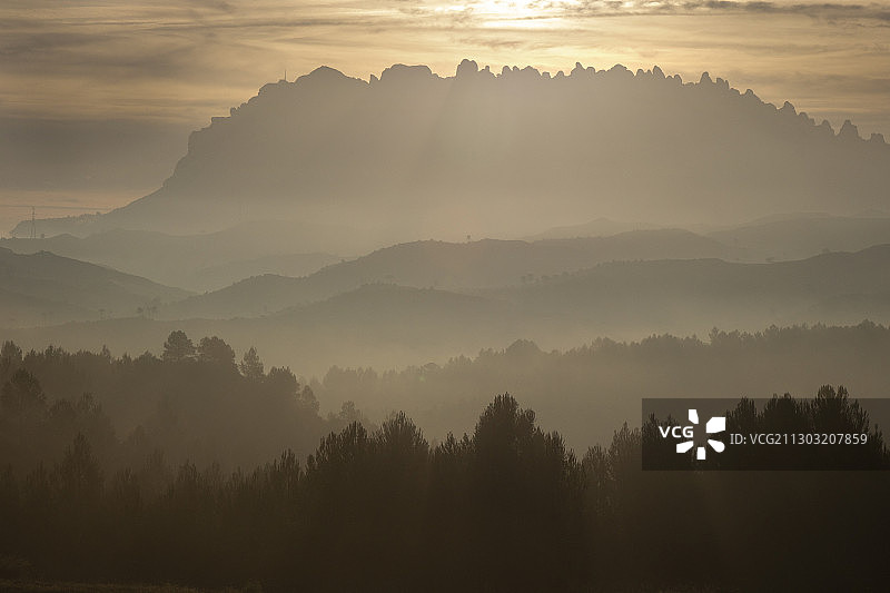 蒙特塞拉特日落时分群山剪影图片素材