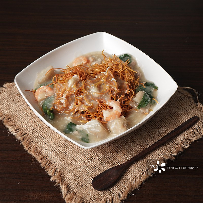 印度尼西亚桌上碗里的食物高角度俯瞰图片素材