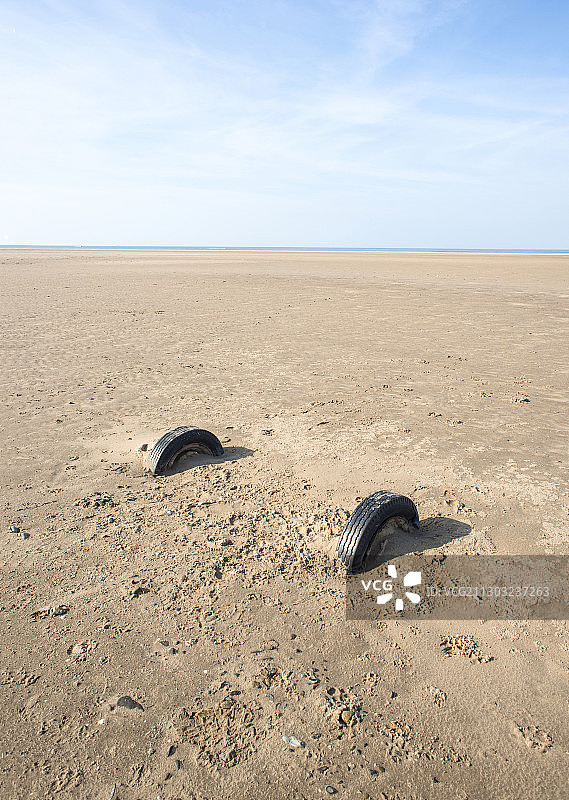 威尔士艾尔角沙地中倾覆的车辆拖车图片素材