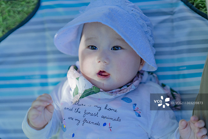 躺在野餐垫上的女婴宝宝图片素材