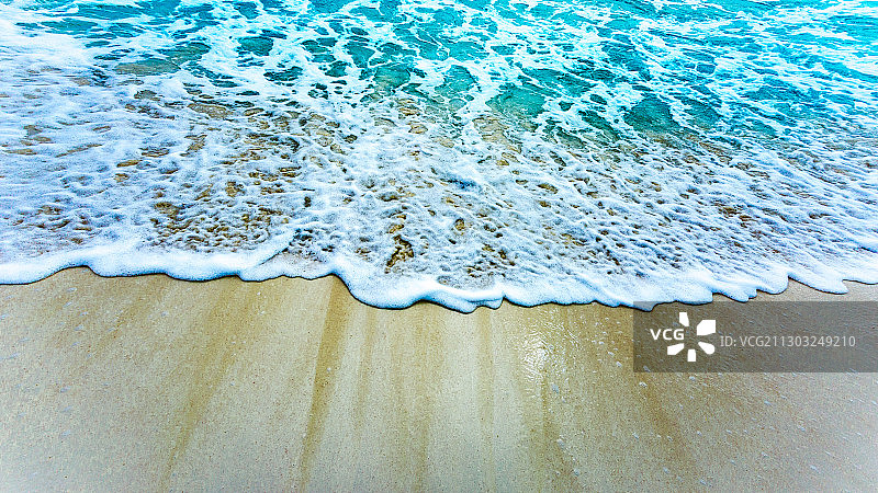 古巴青年岛海浪拍打海岸的俯视角度图片素材