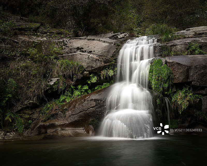 西班牙奥伦塞省森林瀑布美景图片素材