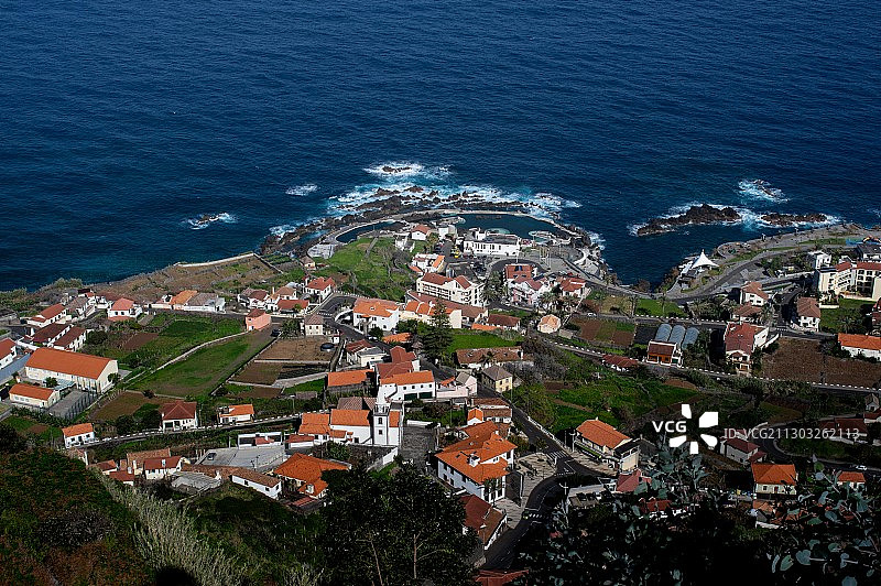 葡萄牙马德拉群岛波尔图莫尼兹城镇海景高角度视图图片素材