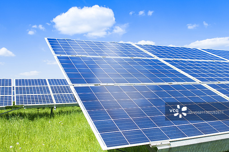 低角度视角下的太阳能电池板图片素材