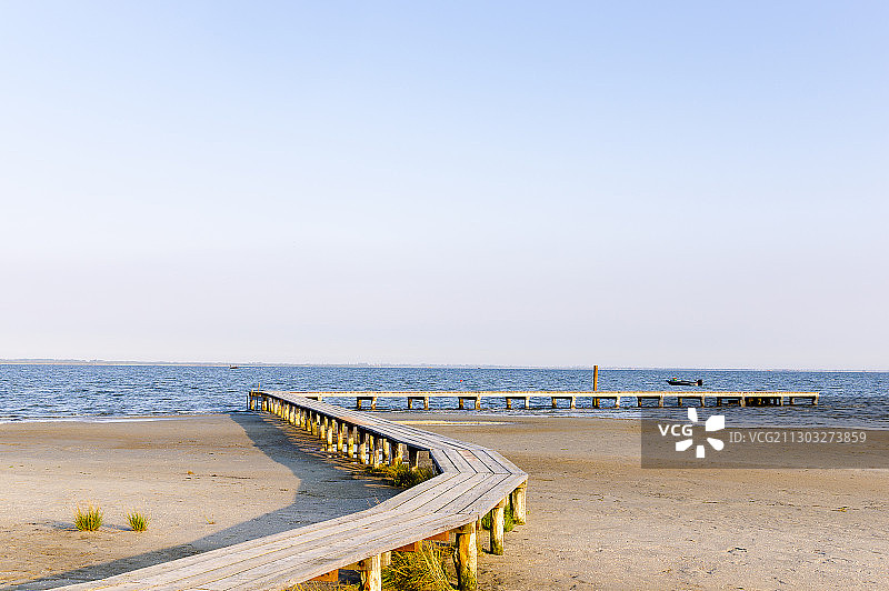 意大利帕多瓦省科德维戈海滩的晴朗天空美景图片素材