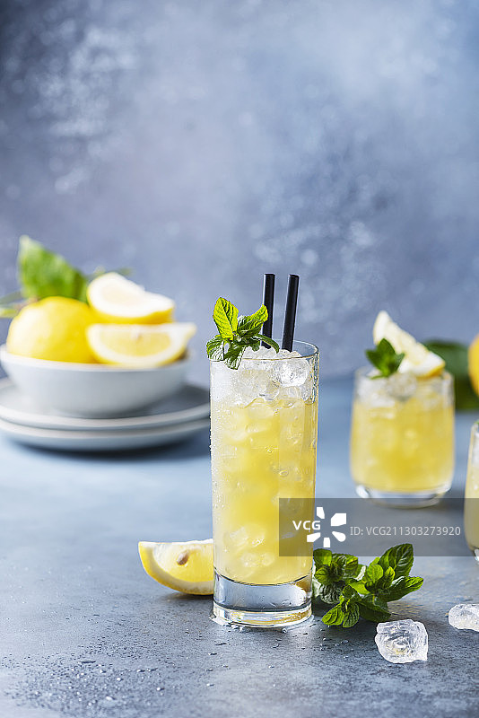 桌子上饮料的特写图片素材