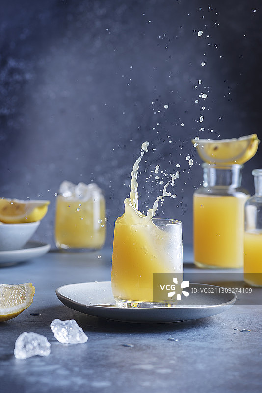 在桌子上的玻璃杯里的饮料的特写图片素材