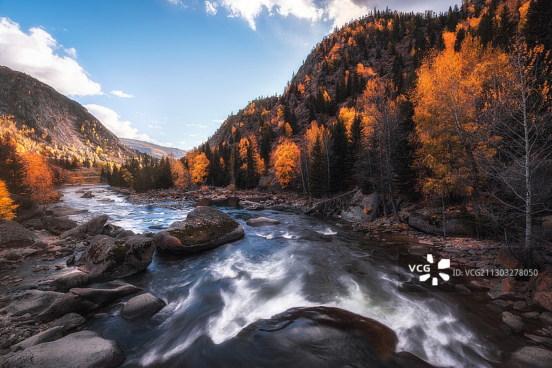 新疆阿勒泰富蕴县可可托海神钟山下秋天的额尔齐斯河图片素材