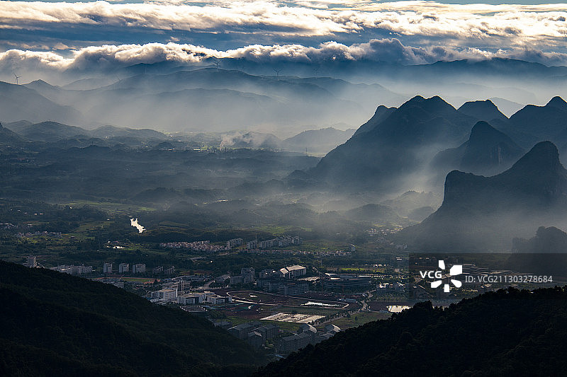 群山环绕的校园图片素材