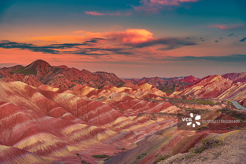 夕阳下的七彩丹霞图片素材