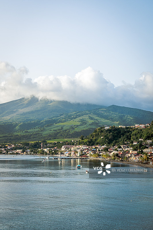 马提尼克岛海边建筑群映衬天空美景图片素材