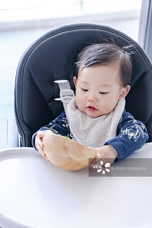 婴儿与鸡蛋土豆蔬菜面图片素材