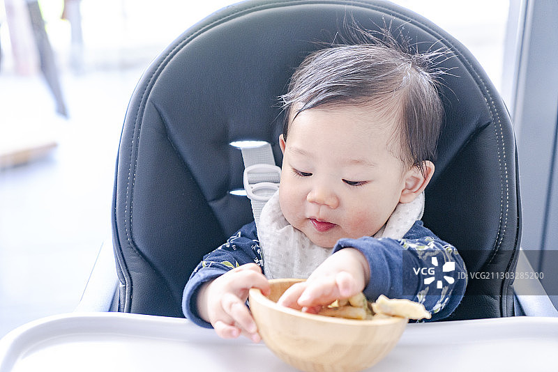 婴儿与鸡蛋土豆蔬菜面图片素材