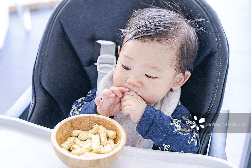 婴儿与鸡蛋土豆蔬菜面图片素材