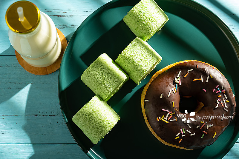 巧克力甜甜圈和蛋糕及鲜奶早餐顶视图水平画幅图片素材