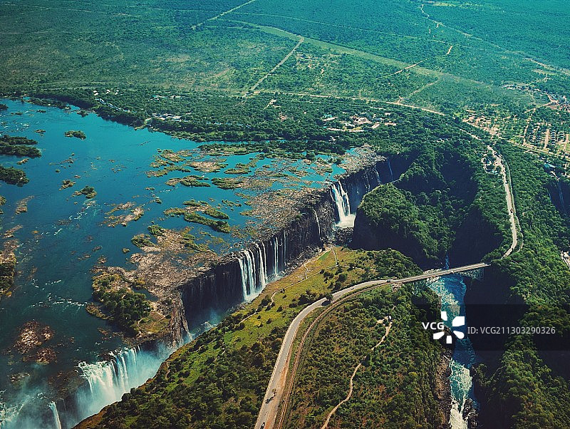俯瞰津巴布韦维多利亚瀑布的树木河流图片素材