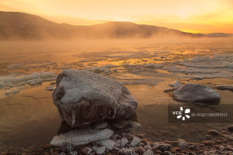 俄罗斯克拉斯诺亚尔斯克海滩日落岩石景观图片素材