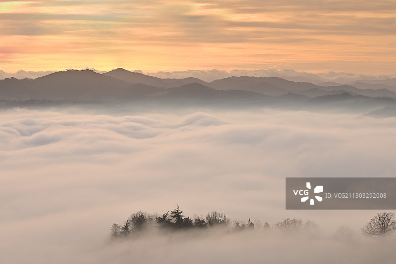 日落时分意大利弗利-切塞纳省梅尔多拉的山景图片素材