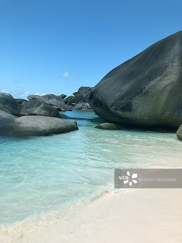 蔚蓝的天空映衬着美丽的大海图片素材