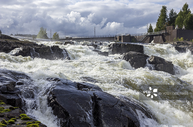 挪威布斯克吕郡林厄里克瀑布的壮丽景色图片素材