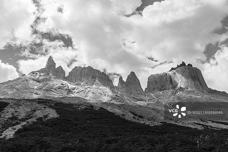 智利百内国家公园岩石山脉全景图片素材