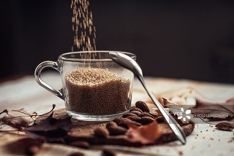 桌子上放着咖啡豆的咖啡杯特写图片素材