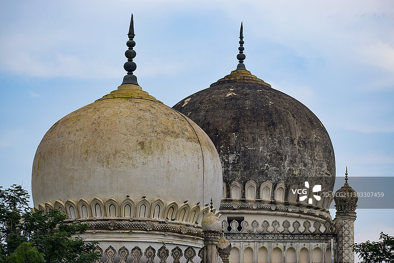 教堂对着天空的低角度景观，印度特伦甘纳邦海得拉巴图片素材