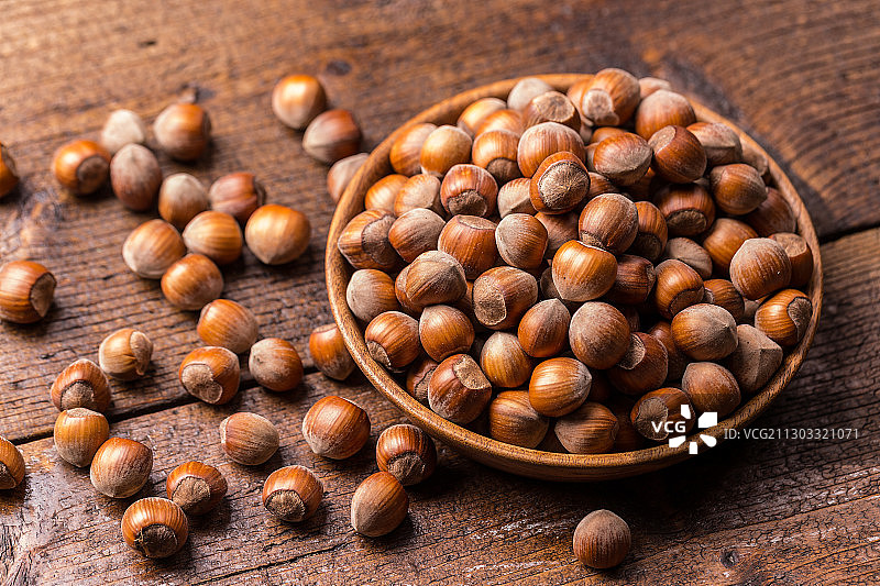 桌上碗中坚果高角度视图图片素材