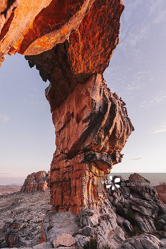 南非西海岸沃尔夫伯格拱门，岩层在天空下的低角度视图图片素材