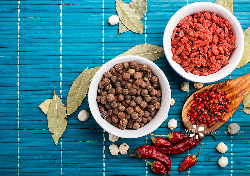 桌子上的碗里的食物的正上方图片素材