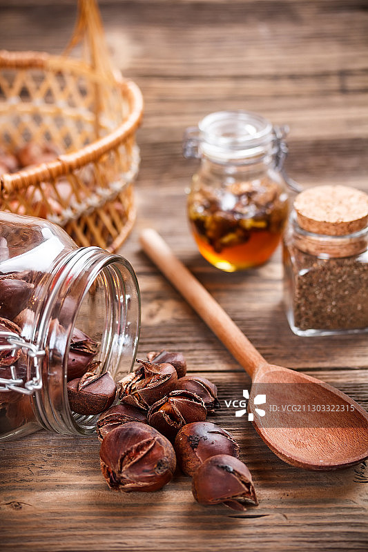 桌子上罐装烘焙咖啡豆特写图片素材