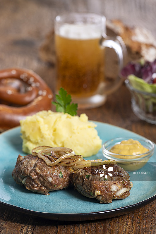 桌子上盘子里的食物的特写图片素材