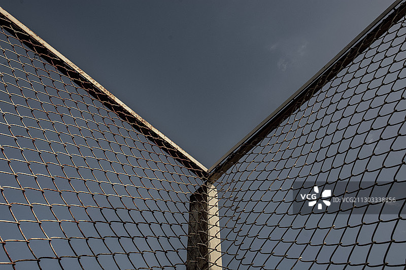印度泰米尔纳德邦蒂鲁吉拉伯利，天空背景下的铁丝网围栏的低角度视图图片素材