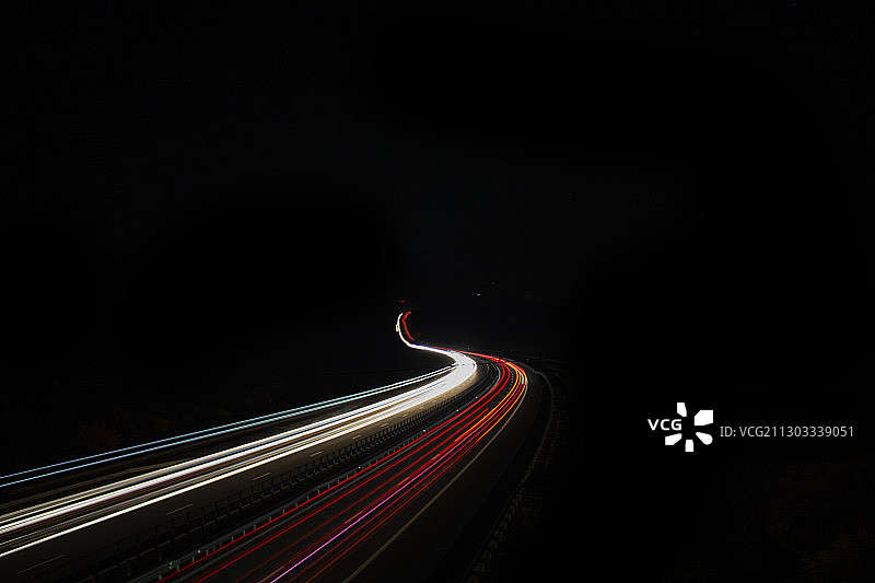 夜间高速公路上的光轨图片素材