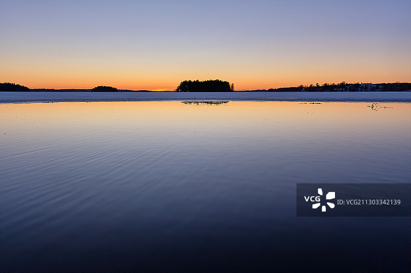 日落时分芬兰坦佩雷湖的晴朗天空美景图片素材