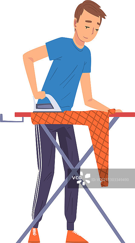 男人在家用熨衣板上熨烫衣服图片素材