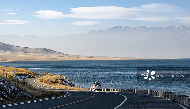赛里木湖孤独的旅行者图片素材