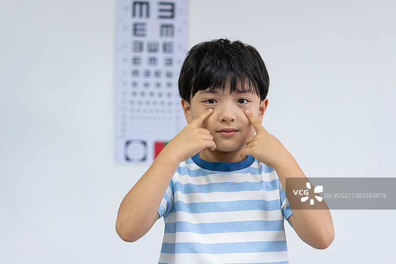 小男孩做眼保健操图片素材