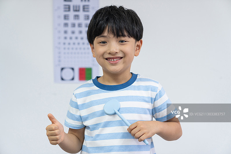 小男孩检测视力图片素材
