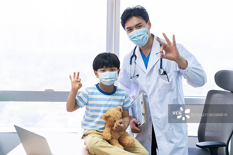 儿科医生与小男孩图片素材