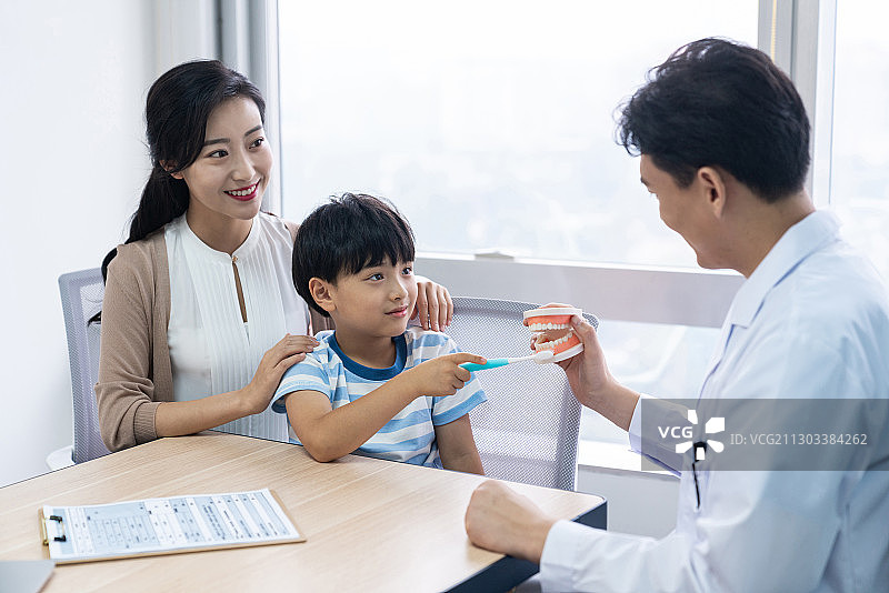 医生介绍正确刷牙方法图片素材