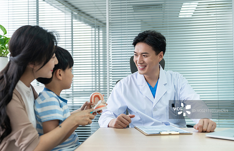 医生介绍正确刷牙方法图片素材