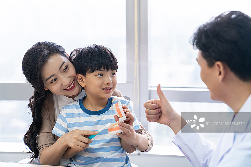 医生介绍正确刷牙方法图片素材