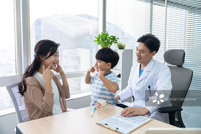 医生介绍正确刷牙方法图片素材